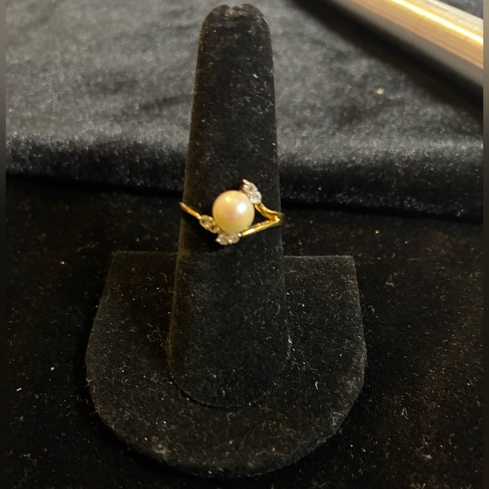 Gold tone Pearl Ring size 7